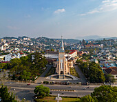 Luftaufnahme einer schönen Stadtlandschaft mit einer Kirche und Wohngebäuden, umgeben von Bäumen und Bergen, Ward 3, Da Lat, Lam Dong, Vietnam.