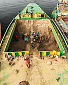 Dhaka, Bangladesch - 02. Februar 2025: Luftaufnahme von Menschen, die mit Booten in der Zementindustrie entlang des Buriganga-Flusses arbeiten, Darus Salam Thana, Dhaka, Bangladesch.