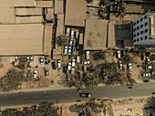 Luftaufnahme einer geschäftigen Stadtlandschaft mit belebten Straßen und parkenden Autos, Mohammadpur Upazila, Dhaka, Bangladesch.