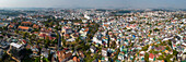 Luftaufnahme eines lebendigen Stadtbilds mit bunten Gebäuden und Dächern in Bezirk 4, Da Lat, Lam Dong, Vietnam.