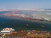 Luftaufnahme von Menschen, die sich zur Prayag Kumbh Mela entlang des Yamuna-Flusses versammeln, einem heiligen Fest für Gläubige in Triveni Sangam in Prayagraj, Uttar Pradesh, Indien.