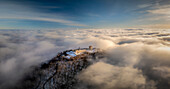 Luftaufnahme einer majestätischen Burg, umgeben von Nebel und Wolken, Zagreb, Kroatien.