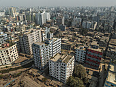 Luftaufnahme von dicht besiedelten Hochhäusern und Stadtlandschaft, Mohammadpur Upazila, Dhaka, Bangladesch.