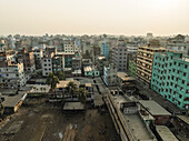 Luftaufnahme einer belebten Stadtlandschaft mit modernen Gebäuden und einer Werft, Subhadya, Keraniganj, Dhaka, Bangladesch.