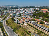 Luftaufnahme einer pulsierenden Stadtlandschaft mit Wohngebäuden, Straßen und Grünanlagen, Ward 10, Da Lat, Lam Dong, Vietnam.