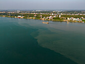 Luftaufnahme der ruhigen Flüsse Mekong und Tonle Sap mit schönen Grünanlagen und städtischen Gebäuden, Abschnitt Chroy Changvar, Phnom Penh, Kambodscha.