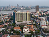 Luftaufnahme einer Stadtlandschaft mit Hochhäusern und einem Fluss, Daun Penh District, Phnom Penh, Kambodscha.