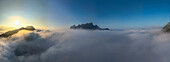 Luftaufnahme eines heiteren Sonnenaufgangs über majestätischen Bergen und Nebelwolken, Bezirk Ngoy, Luang Prabang, Laos.
