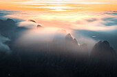Luftaufnahme der majestätischen Alpen mit Wolken und Nebel bei Sonnenaufgang, Brulisau, Appenzell, Schweiz.