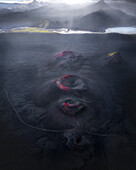 Luftaufnahme einer majestätischen Vulkanlandschaft mit einem aktiven Krater und fließender Lava, Hochland, Hella, Südregion, Island.