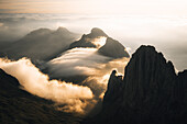 Luftaufnahme der majestätischen Alpen mit dramatischen Gipfeln und heiteren Wolken bei Sonnenaufgang, Brulisau, Appenzell, Schweiz.
