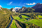 Luftaufnahme des ruhigen Flusses Enns, der durch eine malerische Berglandschaft mit üppigem Grün und ruhigem Wald fließt, Gesäuse Nationalpark, Steiermark, Österreich.
