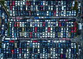 Luftaufnahme von bunten Reihen von Autos auf einem belebten Parkplatz am Pasir Panjang Port, Containerterminal, PSA Singapur, Queenstown, South West Community Development Council, Singapur.