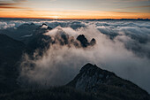Luftaufnahme der majestätischen Alpen mit Wolken bei Sonnenuntergang, Brulisau, Appenzell, Schweiz.