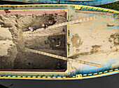 Luftaufnahme von Menschen, die mit Booten und Sand in der Zementindustrie entlang des Buriganga-Flusses arbeiten, Darus Salam Thana, Dhaka, Bangladesch.