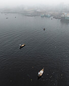Luftaufnahme des ruhigen Flusses Buriganga mit Booten im ruhigen Wasser, Subhadya, Keraniganj, Dhaka, Bangladesch.