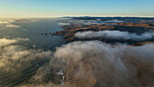 Luftaufnahme der ruhigen und malerischen Küstenlinie mit Wellen und Nebel, Point Reyes, Dillon Beach, Kalifornien, Vereinigte Staaten.