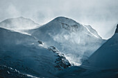 Luftaufnahme von majestätischen schneebedeckten Gipfeln und gefrorenen Gletschern in den Alpen, Morteratsch, Graubünden, Schweiz.