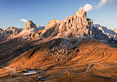 Luftaufnahme der atemberaubenden Dolomiten und der kurvenreichen Straße am Passo Giau, Belluno, San Vito di Cadore, Italien.