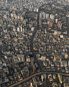 Luftaufnahme des belebten Stadtzentrums mit Hochhäusern und belebten Straßen, Paltan Thana, Dhaka, Bangladesch.
