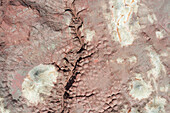 Luftaufnahme des einzigartigen und schönen Rio Tinto mit seinen abstrakten Mustern und dem zerklüfteten Gelände, Nerva, provincia de Huelva, Spanien.