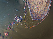 Luftaufnahme von Menschen, die sich zur Prayag Kumbh Mela entlang des Yamuna-Flusses versammeln, einem heiligen Fest für Gläubige in Triveni Sangam in Prayagraj, Uttar Pradesh, Indien.