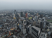 Luftaufnahme eines belebten Stadtzentrums mit Wolkenkratzern und belebten Straßen, Paltan Thana, Dhaka, Bangladesch.