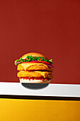 Delicious fried chicken burger with bold colours and a clear composition, perfect for fast food themes