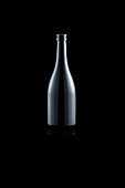 A simple black wine bottle against a dark background that creates a minimalist and elegant aesthetic. Perfect for themes such as luxury, sophistication and modern design.