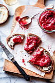 Erdbeer-Rhabarber-Konfitüre auf Toast