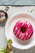 Rosa Donuts mit Erdbeergeschmack. Ansicht von oben.