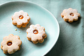 Shortbread with apricot jam