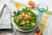 Lamb's lettuce with tofu, walnuts and green apple
