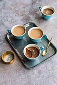 Salted Chocolate Pots mit Sahnecremelikör