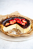 Baskischer Käsekuchen aus dem Airfryer mit Erdbeeren