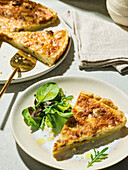 Onion tart with gorgonzola and dates