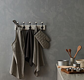 Küchenhandtücher, Ofenhandschuh und Backutensilien