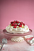 Pavlova from the slow cooker with raspberries and pistachios