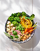 Poke Bowl mit Kichererbsen und Gemüse