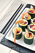 Garnelen Reis und Avocado Sushi