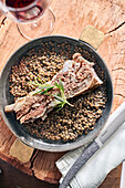 Gekochte Schweinshaxe mit Puylinsen  aus der Auvergne
