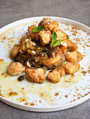 Gebratene Kabeljauwürfel mit Caponata