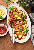 Panierte Kohlrabischnitzel aus dem Airfryer mit Gnocchi und Tomatensauce