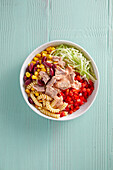Nudelsalat-Bowl mit Thunfisch, Weißkohl, Mais und Kidneybohnen