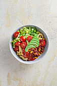 Taco-Nudel-Bowl mit veganem Hähnchenersatz