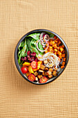 Buddha Bowl mit Räuchertofu, Süßkartoffeln und Rote-Bete