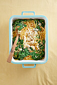 One-Pot-Pasta mit Spinat und Schafskäse