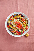Griechischer One-Pot mit Orzo, Peperoni, Oliven und Schafskäse