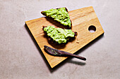 Bread with avocado and lemon spread