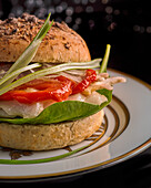 Burger mit Adlerfischfilets, Spinat und Tomaten